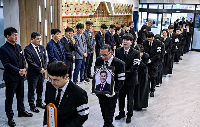 3일 오전 고령군청에서 열린 고 이남철 고령군수 영결식에서 유족과 장례 관계자들이 고인의 영정과 위패를 들고 군청 청사를 순행하고 있다. 41년간 고령군 공직에 몸담으며 지역 발전에 힘쓴 고인을 기리는 이번 장례는 2022년 고령군 군장 등에 관한 조례 제정 이후 처음으로 거행된 고령군장이다.
이현덕기자 lhd@yeongnam.com