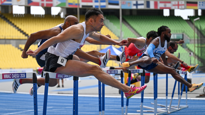 3일 오전 대구 수성구 대구스타디움에서 열린 2026 대구세계마스터즈육상경기대회 남자 40~44세부 110m 허들 결승에서 선수들이 허들을 넘고 있다. 35세 이상 생활체육 선수 1만1천여 명이 참가한 이번 대회는 지난달 21일 개막해 13일간 열전을 이어왔으며, 이날 폐회식을 끝으로 막을 내렸다. 정세영 수습기자