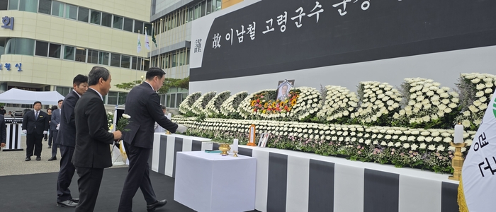 정희용 국회의원과 정광호 부군수 나영완 고령군의회 의장이 함께 헌화를 하고 있다. 석현철 기자