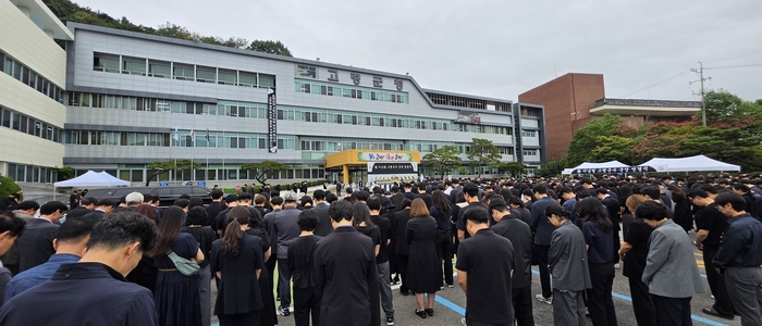 고 이남철 고령군수의 마지막 가는 길에 고령군청 전 직원들이 고개숙여 애도의 마음을 전하고 있다. 석현철 기자
