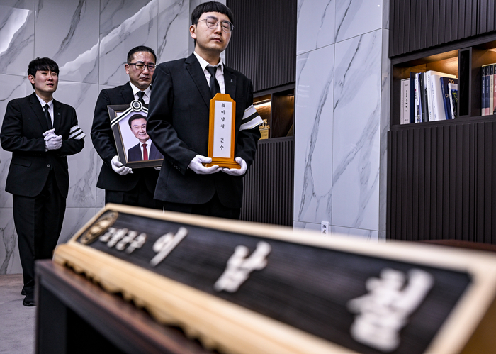 3일 오전 고령군청에서 열린 고 이남철 고령군수 영결식에서 유족들이 고인의 영정과 위패를 들고 군수 집무실을 순행하고 있다. 41년간 고령군 공직에 몸담으며 지산동고분군의 유네스코 세계유산 등재 등 지역 발전에 힘쓴 고인을 기리는 이번 장례는 2022년 고령군 군장 등에 관한 조례 제정 이후 처음으로 거행된 고령군장이다.
이현덕기자 lhd@yeongnam.com