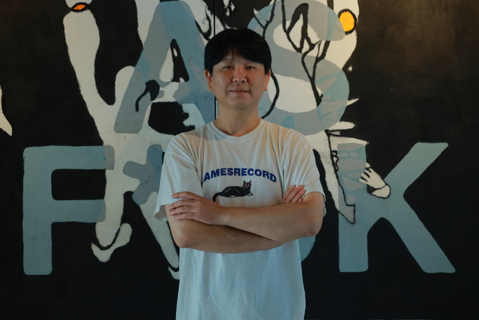 올해 10년차를 맞은 제임스레코드에서는 기획 공연과 LP 음반 제작 등 지역 인디 음악계 활성화를 위한 여러 작업들을 이어오고 있다. 지난 3일 제임스레코드에서 황 대표가 포즈를 취하고 있다.   정수민 기자
