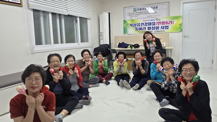 김순이 인평8리 전 이장(뒷줄)과 마을 할머니들이 기념촬영을 위해 포즈를 취하고 있다. 마준영기자