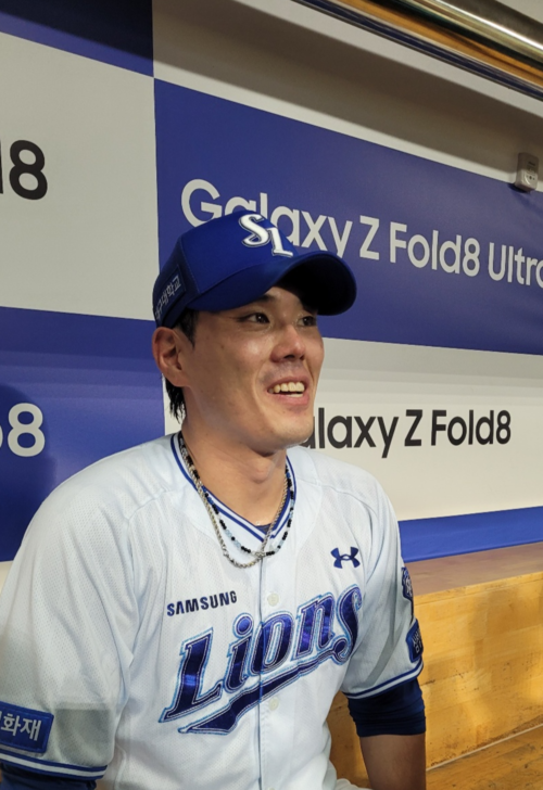 삼성 라이온즈 마무리 투수 김재윤이 지난 1일 대구삼성라이온즈파크에서 열린 롯데와의 경기에서 세이브를 기록한 후 취재진과 대화를 나누고 있다. 임훈기자 hoony@yeongnam.com
