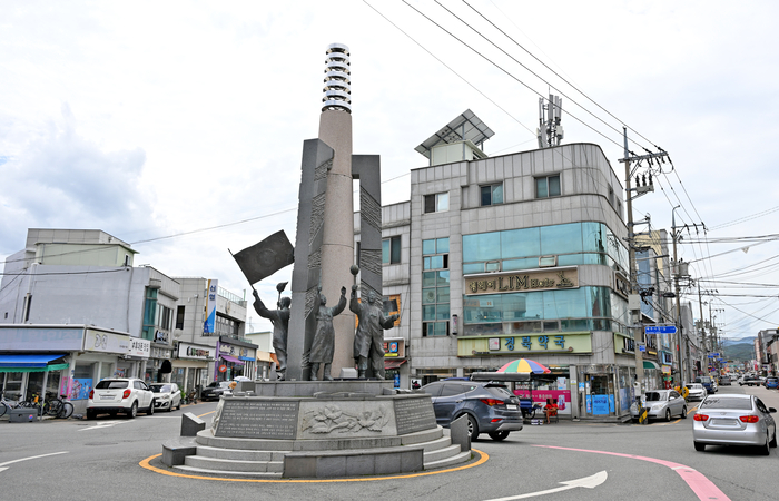 영덕 영해만세시장 부근에 있는 영해 3·18독립만세운동기념탑.