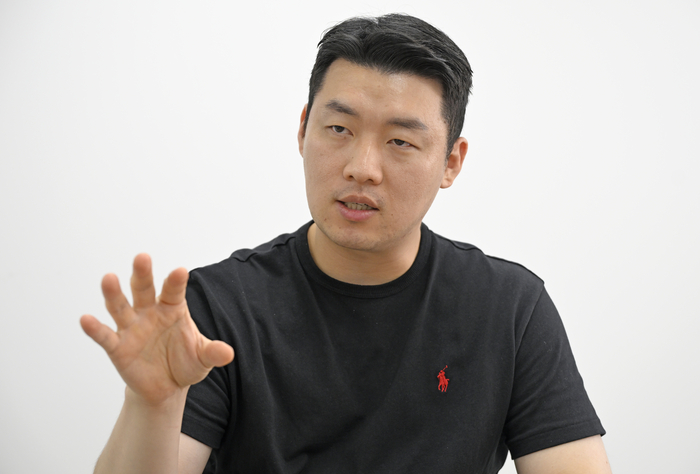 박성민 대구시 청년특보가 영남일보와의 인터뷰에서 청년정책의 방향과 지역 청년의 정착을 위한 구상을 설명하고 있다. 이윤호 기자