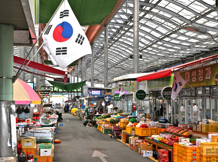 일본군의 집단 발포로 영해에서의 만세운동은 끝났지만 병곡면, 창수면, 영덕읍, 지품면 등으로 퍼져나갔다. 3·18 영해만세운동이 펼쳐진 영덕 영해만세시장 곳곳에 태극기가 게양돼 있다.