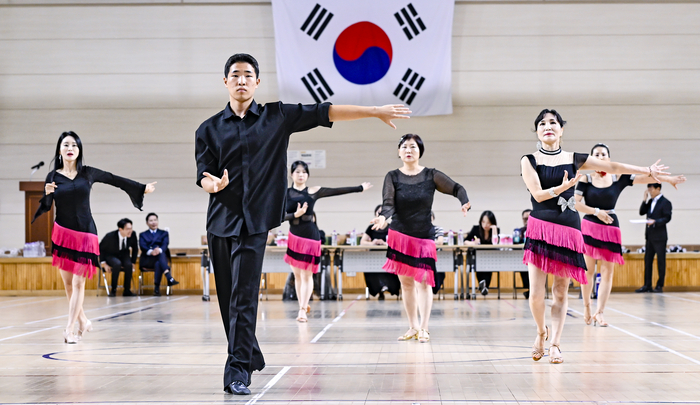 6일 대구 북구 대구복합스포츠타운에서 열린 2026 대구시민생활체육대축전 댄스스포츠 경기에서 참가자들이 음악에 맞춰 춤을 추고 있다. 대구시체육회가 주최한 이번 대회는 5~6일 대구 시민운동장 등 15곳에서 18개 종목으로 열렸다.
이현덕기자 lhd@yeongnam.com 
