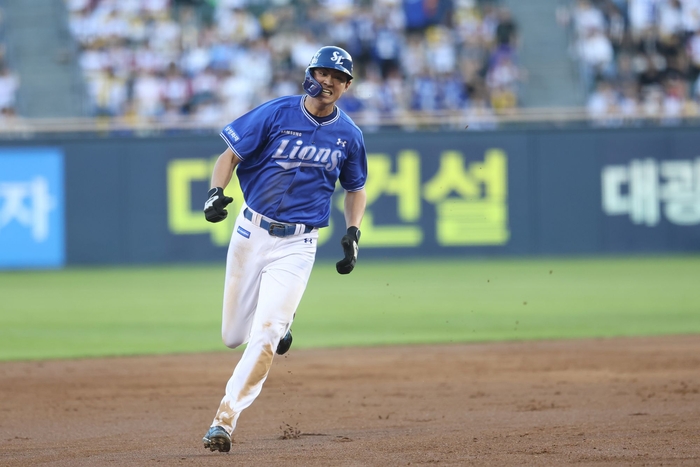 6일 서울 잠실야구장에서 열린 삼성과 LG 경기에서 안타를 기록한 구자욱이 주루하고 있다. 삼성 라이온즈 제공