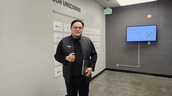 제프리 킴(Jeffrey Kim) Plug and Play Corporate Partnership Manager가 OUR UNICORNS(우리의 유니콘) 벽 앞에서 포즈를 취하고 있다. 정지윤 기자