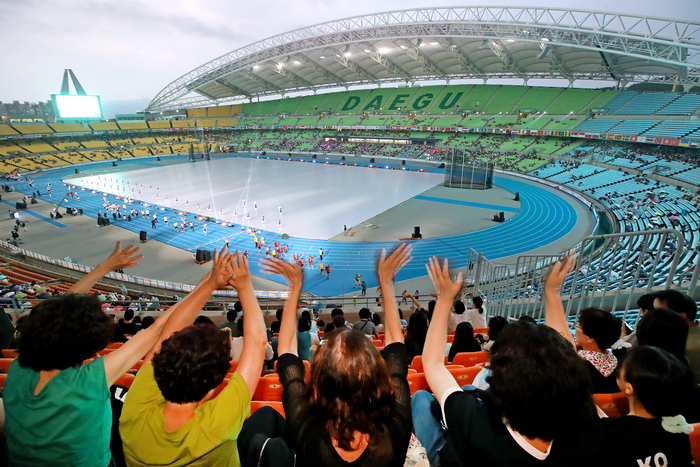 지난달 21일 오후 대구 수성구 대구스타디움에서 열린 2026 대구세계마스터즈육상경기대회 개회식에서 각국 선수단이 입장하고 있다. 영남일보DB