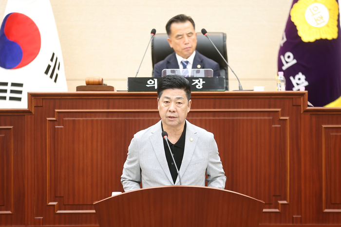 성주군의회 김성우 의원이 5분 자유발언을 통해 기후변화와 가뭄에 대비한 안정적인 농업용수 확보 대책을 촉구하고 있다. 성주군의회 제공