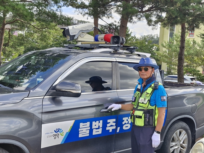 교통안전 활동을 나서기 위해 김상필씨가 영덕군 교통지도 차량 앞에 서 있다. 32년간 영덕군 운전직 공무원으로 근무한 김씨는 2018년 정년퇴직 후에도 모범운전자회 활동과 교통지도를 이어가며 지역의 교통안전을 지키고 있다. <남두백 기자>