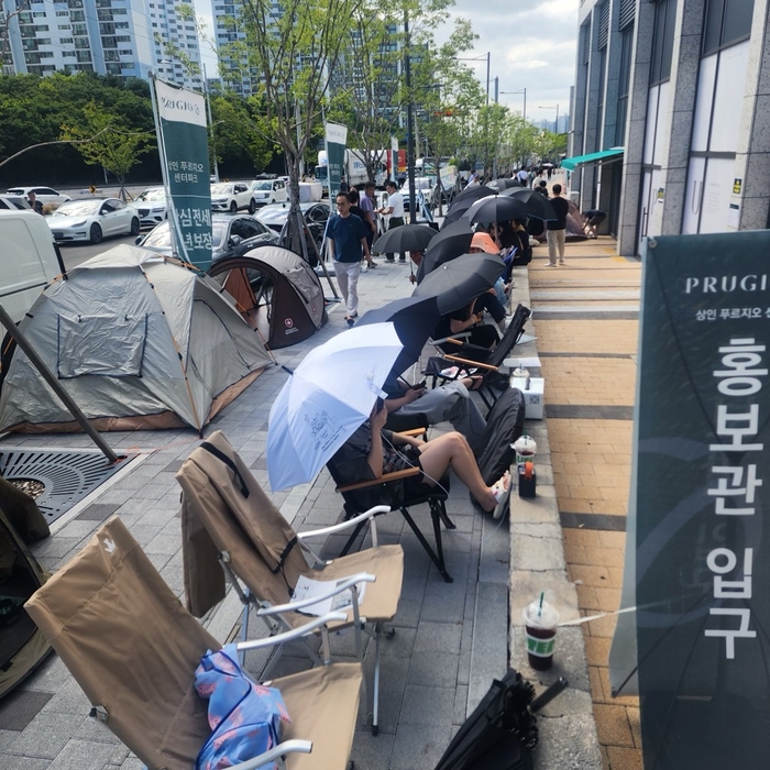 대구 달서구 상인 푸르지오 센터파크 가 8일 전세 공급을 시작하자, 6일부터 텐트와 캠핑의자를 동원해 거리에서 밤을 새는 사람들이 몰리며 진풍경이 벌어졌다. 독자 제공