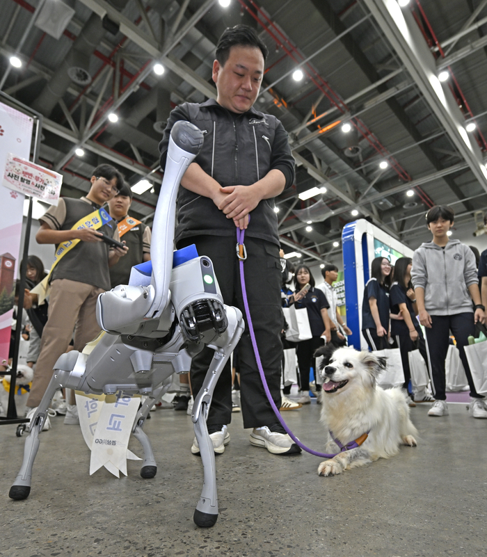 9일 오전 대구 북구 엑스코에서 열린 2026 대구광역시교육청 직업교육박람회 특·마 Festival에서 경상공업고등학교의 로봇 반려견과 대구보건고등학교 반려동물케어과의 반려견이 한자리에 모여 참가자들의 눈길을 끌고 있다. 10일까지 열리는 이번 행사에는 대구지역 20개 직업계고등학교가 참여해 중학생과 학부모가 흥미와 적성에 맞는 직업계고 교육과정과 진로 프로그램을 직접 체험하고 알아볼 수 있다.
이윤호기자 yoonhohi@yeongnam.com