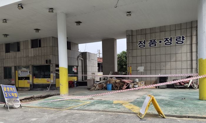 지난 7일 대구 서구 평리동의 한 폐업 주유소에 복사기와 냉장고 등 폐기물이 쌓여 있다. 이곳은 새 입주자를 구한 뒤 부지 정리 작업이 진행 중이다. 안성태 수습기자