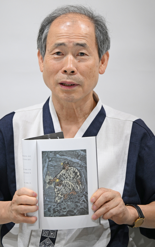10일 오전 대구 동구 영남일보 본사에서 조세이탄광희생자귀향추진단 최봉태 대표 변호사가  조세이탄광 수몰사고를 다룬 책 검은바다 속 삽화를 펼쳐보이고 있다.
이윤호 기자