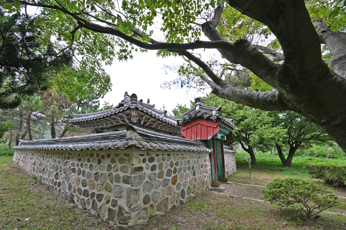 경주 양남면 나아리에 자리한 석탈해왕 탄강유허. 석탈해가 바다를 건너와 신라 땅에 처음 모습을 드러냈다는 전승을 기리는 곳으로, 1988년 경상북도 기념물로 지정됐다.