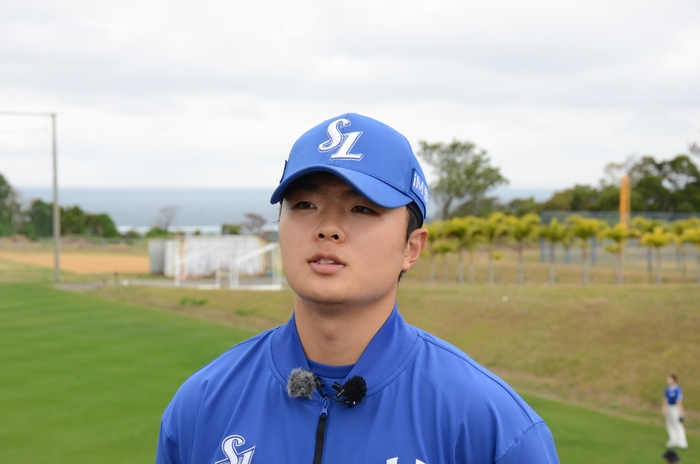 지난 2월 17일 일본 오키나와 온나손 아카마 구장에서 삼성 투수 이승민이 취재진과 인터뷰하고 있다. 임훈 기자