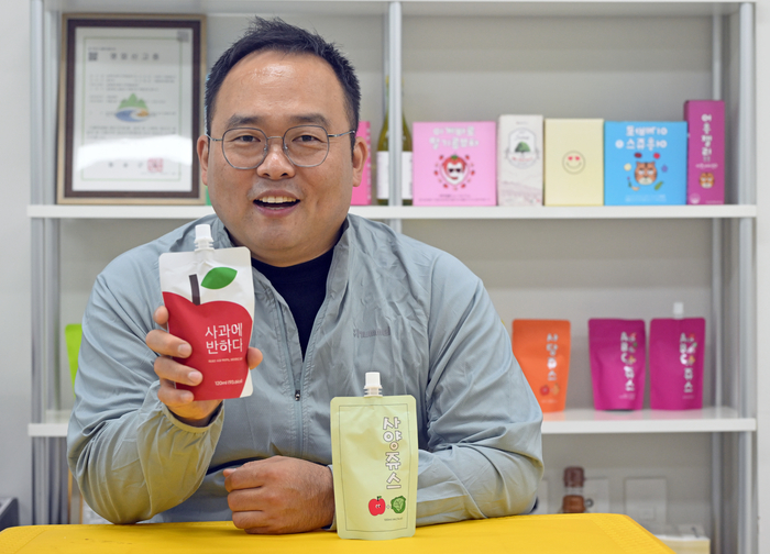 최주석 청송농부 대표가 공장에서 생산하는 사과 관련 제품을 보여주고 있다. 청송농부는 사과와 복숭아 등 특산물을 재배·가공하고 있다. 청송농부가 개발해 내놓은 제품은 30개가 넘는다.