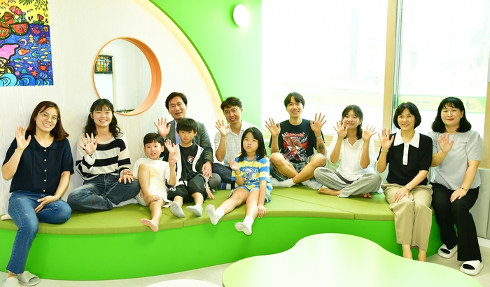 2025년 경산시의 출생아는 1천352명으로 전년보다 10.5% 더 늘었다. 경산시는 돌봄 정책에 끊임없이 투자하고 있다. 다 함께 돌봄 시설인 K보듬 6000 경북 제1호점인 하양 우미린에코포레 어린이집을 방문한 조현일 시장. <경산시 제공>