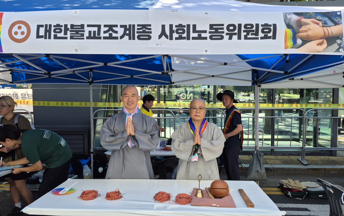 12일 제18회 대구퀴어문화축제에 처음으로 부스를 마련한 대한불교조계종 사회노동위원회 소속 스님들이 합장하고 있다. 조윤화 기자