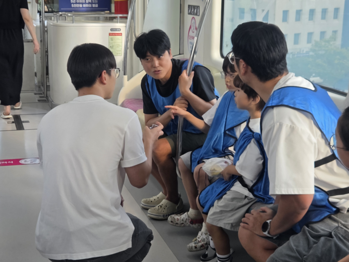13일 오후 대구 북구청 주최로 열린 수상한 하늘열차 대항전에 참가한 시민들이 끝말잇기 대결 중인 모습. 최시웅 기자