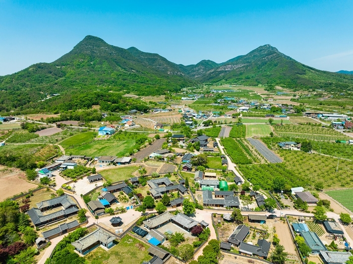 7천만년 전 화산활동의 흔적을 간직한 금성산과 그 품에 자리한 산운마을.  의성군청 제공