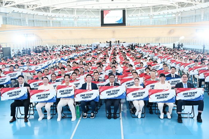 지난 3일 충북 진천국가대표선수촌에서 열린 2026 아이치·나고야 아시안게임 대한민국 선수단 결단식에서 참석자들이 선전을 기원하는 세리머니를 하고 있다. 대한체육회 제공