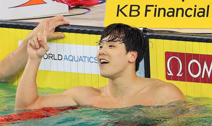 지유찬이 2024 국제수영연맹 경영 월드컵 2차 대회 남자 자유형 50m 결승에서 우승한 후 기뻐하고 있다. 연합뉴스