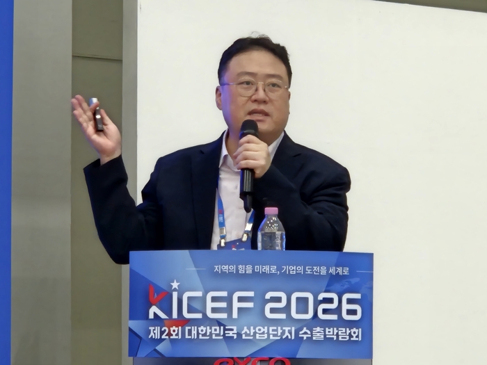 14일 대구 엑스코에서 열린 M.AX 혁신 서밋 첫 강연자로 나선 최재식 <주>인이지 대표가 제조AI 확산 전략에 대해 설명하고 있다. 이승엽 기자