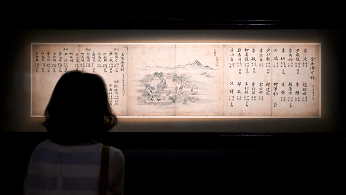 15일 대구간송미술관에서 겸재 정선 탄신 350주년 기념 특별전 겸재 정선-조선의 눈으로 조선을 그리다 개막을 하루 앞두고 미디어 공개행사가 열린 가운데 취재진이 정선의 의금부도를 살펴보고 있다. 간송미술문화재단과 삼성문화재단이 공동 기획한 이번 전시는 정선이 의금부 관원으로 활동하던 시기의 작품을 비롯해 국보 1건 1점과 보물 7건 71점 등 총 84건 216점을 선보이며 16일부터 12월 27일까지 열린다.
이현덕기자 lhd@yeongnam.com