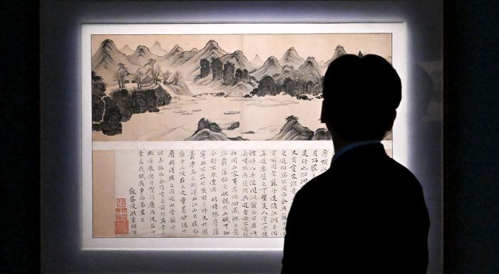 15일 대구간송미술관에서 겸재 정선 탄신 350주년 기념 특별전 겸재 정선-조선의 눈으로 조선을 그리다 개막을 하루 앞두고 미디어 공개행사가 열린 가운데 취재진이 정선의 연강임술첩 중 우화등선을 살펴보고 있다. 간송미술문화재단과 삼성문화재단이 공동 기획한 이번 전시는 국보 1건 1점과 보물 7건 71점 등 총 84건 216점을 선보이며 16일부터 12월 27일까지 열린다.
이현덕기자 lhd@yeongnam.com