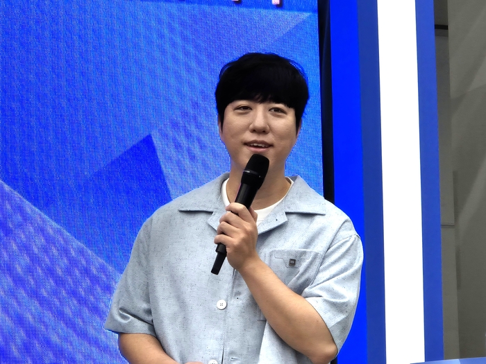 14일 대구 엑스코에서 열린 M.AX 혁신 서밋 강연자로 나선 과학 커뮤니케이터 궤도가 AI 시대 인간이 갖춰야 할 경쟁력에 대해 설명하고 있다. 이승엽 기자