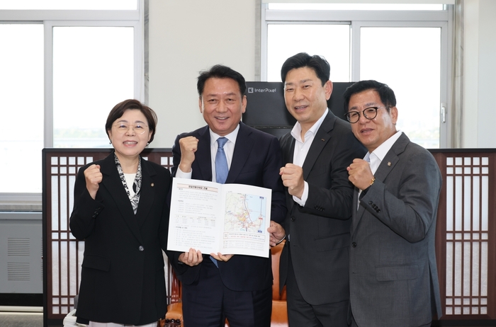 박용선 포항시장은 15일 국회 예산결산특별위원회 이광재 위원장을 만나 영일만횡단대교 건설사업의 원활한 추진을 위한 협조와 함께 내년도 국비 예산 증액을 건의했다. 왼쪽부터 김정재 국회의원, 이광재 국회 예산결산특별위원회 위원장, 박용선 포항시장, 이상휘 국회의원. 포항시 제공