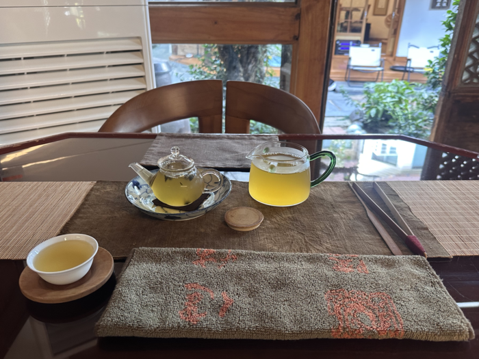 연암다원에선 차를 알고 경험할 수 있는 원데이클래스도 운영한다. 사진은 연암다원의 청차. 조현희 기자
