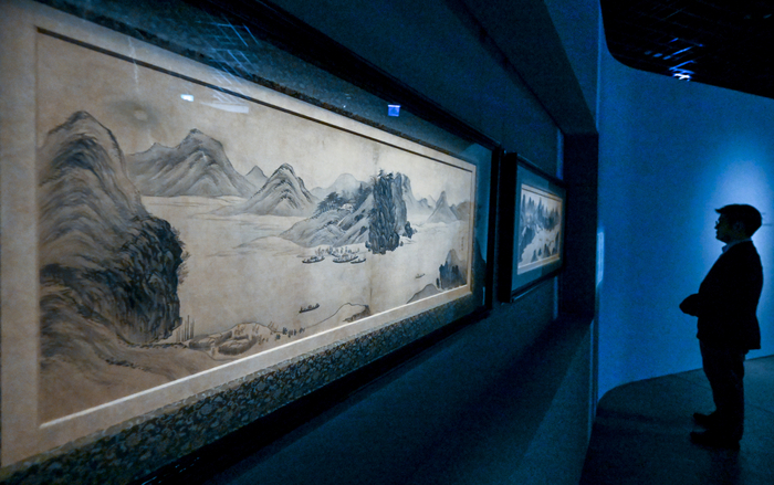 15일 대구간송미술관에서 겸재 정선 탄신 350주년 기념 특별전 겸재 정선-조선의 눈으로 조선을 그리다 개막을 하루 앞두고 미디어 공개행사가 열린 가운데 취재진이 대형 화면으로 펼쳐진 정선의 연강임술첩을 살펴보고 있다. 간송미술문화재단과 삼성문화재단이 공동 기획한 이번 전시는 정선의 진경산수화를 비롯한 총 84건 216점을 선보이며 16일부터 12월 27일까지 열린다.
이현덕기자 lhd@yeongnam.com