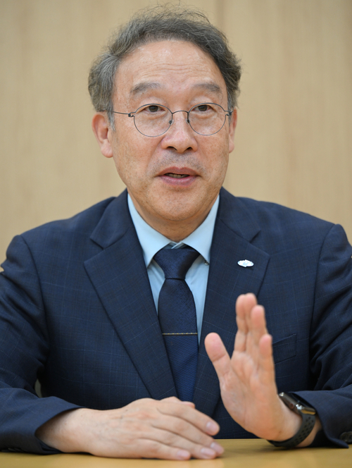 15일 오후 이동하 대구디지털혁신진흥원 원장이 회의실에서 취임 소회를 밝히고 있다. 이윤호 기자