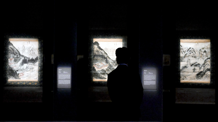 15일 대구간송미술관에서 겸재 정선 탄신 350주년 기념 특별전 겸재 정선-조선의 눈으로 조선을 그리다 개막을 하루 앞두고 미디어 공개행사가 열린 가운데 취재진이 정선의 관동팔경도가 전시된 공간을 살펴보고 있다. 간송미술문화재단과 삼성문화재단이 공동 기획한 이번 전시는 겸재의 화풍 변화와 우리 자연을 바라본 독자적인 시선을 조명하며 16일부터 12월 27일까지 열린다.
이현덕기자 lhd@yeongnam.com