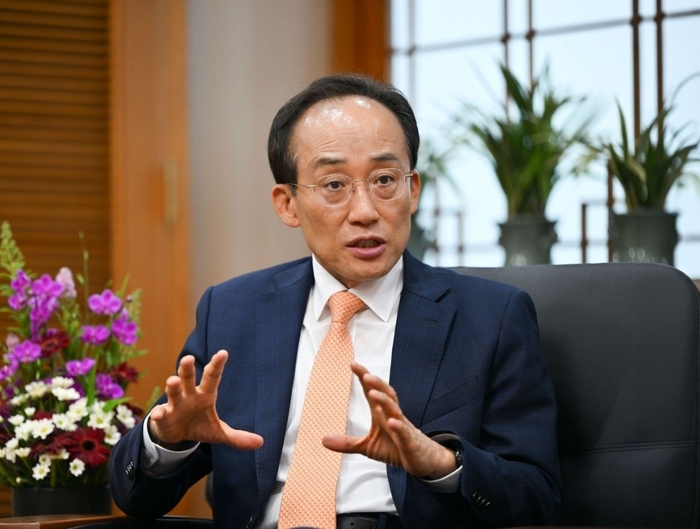 추경호 대구시장이 집무실에서 주요 시정 현안과 향후 정책 추진 방향에 대해 설명하고 있다.<대구시 제공>