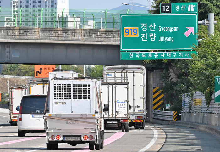 경산지식산업지구 진입도로, 국도대체우회도로 남산~하양 구간, 청통와촌IC 진입도로 등 경산은 교통의 실핏줄을 연결하고 촘촘히 하는 데 힘쓰고 있다. 경부고속도로 경산 방면 안내표지판.