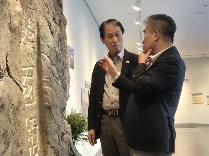 16일 울릉도를 방문한 권오을 국가보훈부 장관(왼쪽)이 독도의용수비대기념관장과 대화하고 있다. 홍준기 기자
