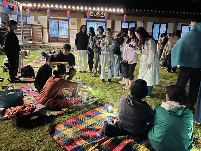 지난 12일 예천군 용문면 금당실힌옥체험관 마당에서 가야금 연주가 끝난 뒤 전통차 강의를 진행한 박선우 원장이 참가자들에게 따뜻한 차를 제공하고 있다. 장석원 기자