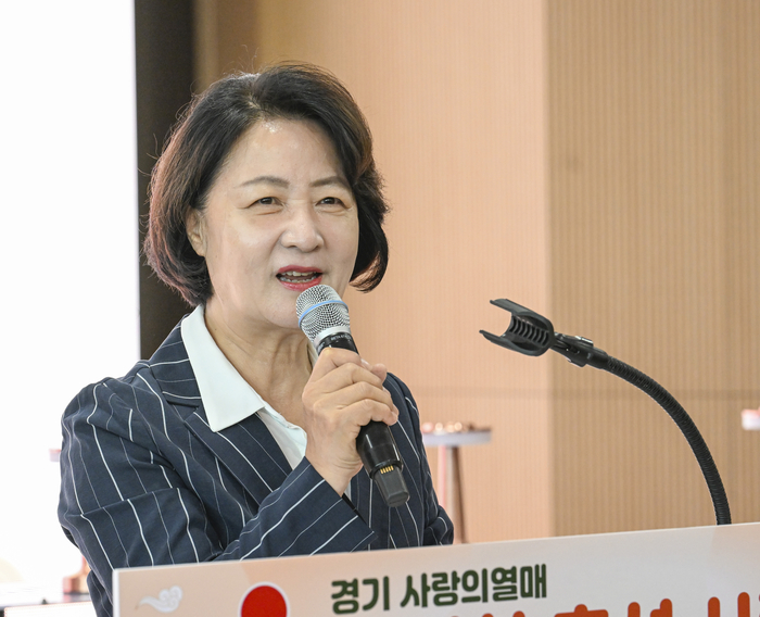 추미애 경기도지사가 지난 11일 수원 광교종합사회복지관에서 열린 풍성한 추석 사랑나눔 전달식에서 인사말을 하고 있다. 연합뉴스