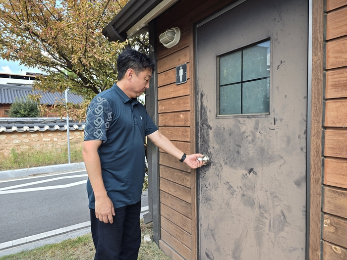 정현인 선산읍 이문리 이장이 인터뷰 도중 주민들이 알려준 고장 난 화장실을 살펴보고 있다. 박용기 기자