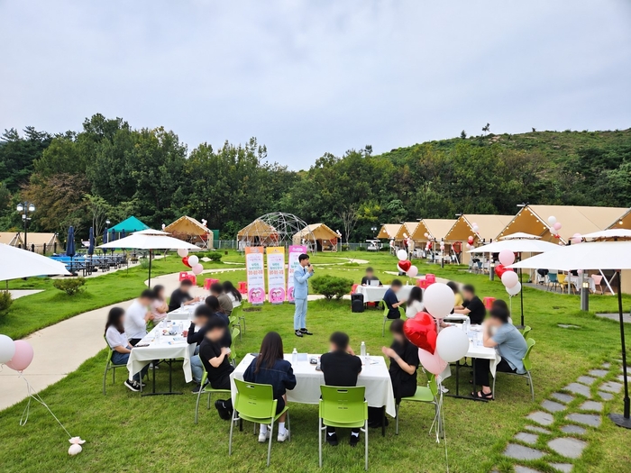 지난해 칠곡군의 한 캠핑장에서 고령·성주·칠곡군 지역에서 72명의 청춘남녀가 참가한 가운데 미혼남녀 커플 매칭 행사가 열렸다. 칠곡군 제공
