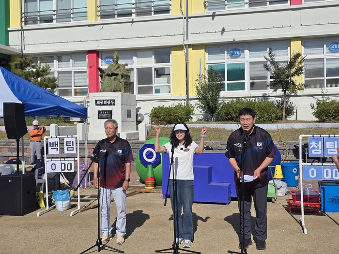 김점두(왼쪽부터)경북도 체육회장, 배유미 옥성초 교장, 이준희 대한씨름협회장이 운동회 시작을 알리고 있다. <박용기 기자>