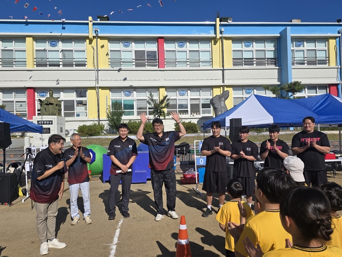 이태현 씨름진흥원 이사장과 구미시청 씨름단이 아이들에게 인사하고 있다. 박용기 기자