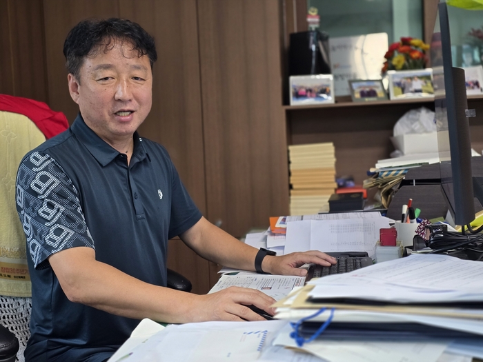 정현인 선산읍 이문리 이장이 마을 일에 대해 이야기하고 있다. 마을 일처리를 위한 서류가 책상에 쌓여 있다. 박용기 기자