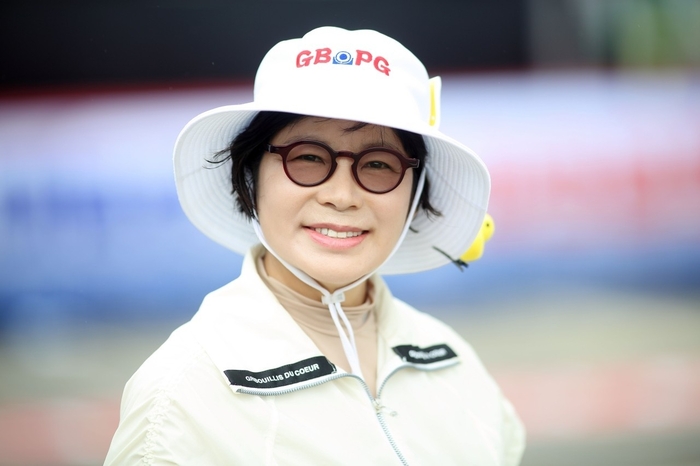 정여진씨가 파크골프장에서 사진촬영 요청에 포즈를 취하고 있다. 마준영 기자